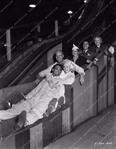 Cesar Romero Cary Grant some cuties at amusement park having fun 8b20-6147