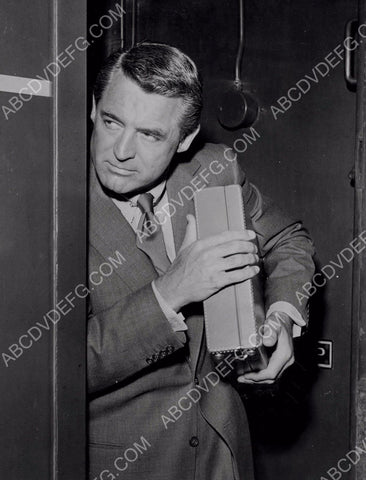 Cary Grant trying to hide film North by North West 8b20-6171