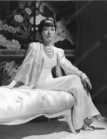 beautiful Anna May Wong seated on chaise lounge 8b20-6572