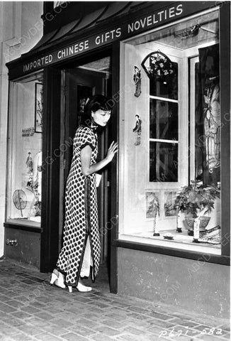 Anna May Wong visits Los Angeles Chinatown 8b20-6605