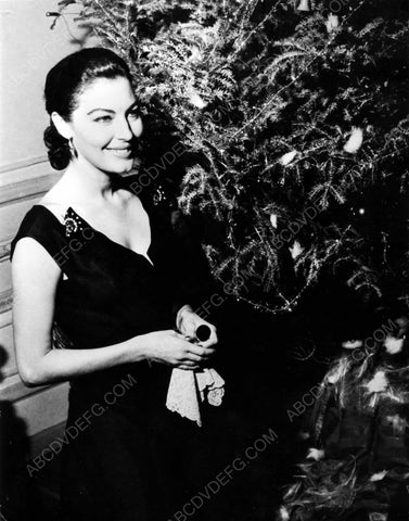 Ava Gardner decorates the Christmas Tree 8b20-6821
