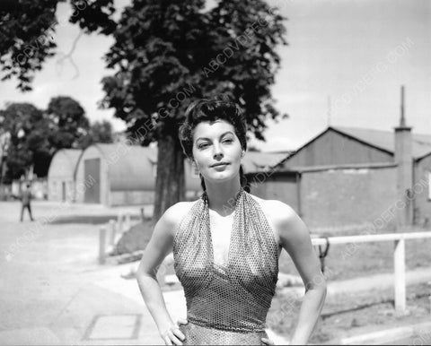 beautiful Ava Gardner oiutdoors pic 8b20-6822