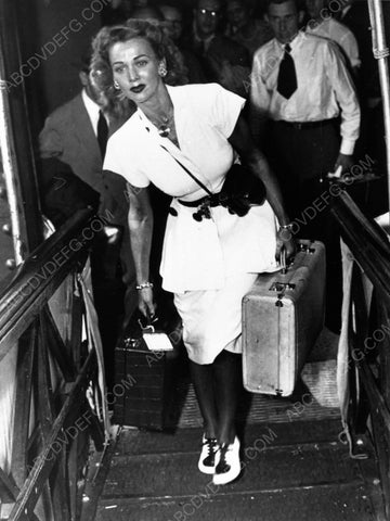 news photo Carole Landis boarding a ship 8b20-6859