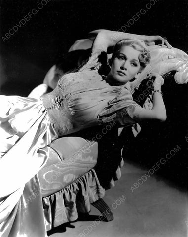 Carole Landis laying on chaise lounge 8b20-6863