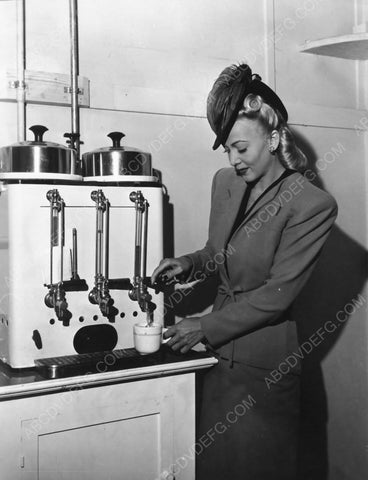 candid Carole Landis pours herself a cup of coffee 8b20-6864