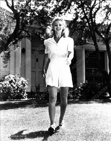 Carole Landis in the backyard 8b20-6866