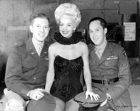 beautiful Carole Landis posing w two lucky servicemen 8b20-6878