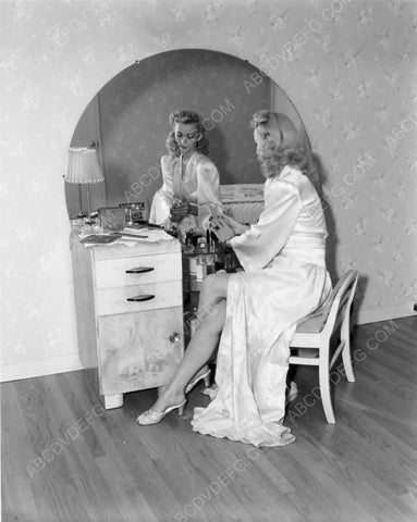 candid Carole Landis at her makeup table 8b20-6879