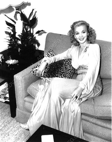 Carole Landis at home on sofa 8b20-6882
