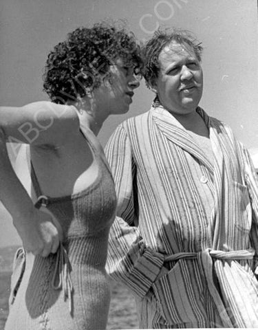 Charles Laughton Elsa Lanchester on the beach 8b20-6890
