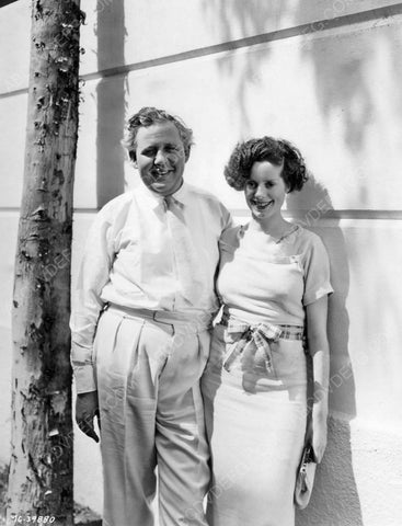 Charles Laughton Elsa Lanchester in the backyard 8b20-6891