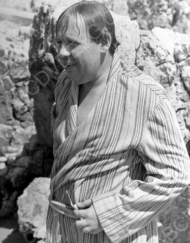 Charles Laughton in beach robe 8b20-6892