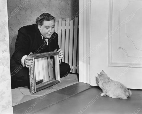Charles Laughton showing his cat a mirror 8b20-6898