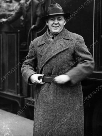 Charles Laughton getting on a train 8b20-6913