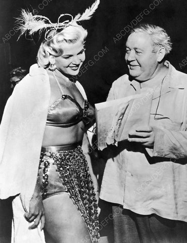Charles Laughton goes over script with chorus girl 8b20-6915