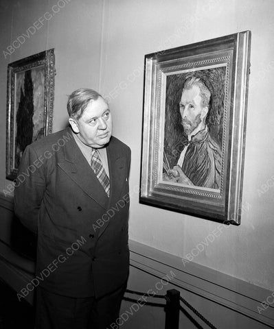 Charles laughton looks at Vincent Van Gogh self portrait 8b20-6917