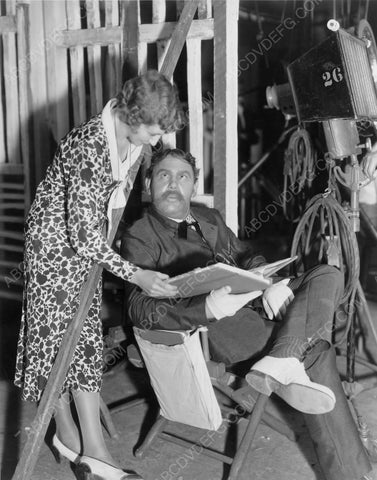 Charles Laughton looks at shooting schedule behind the scenes 8b20-6927