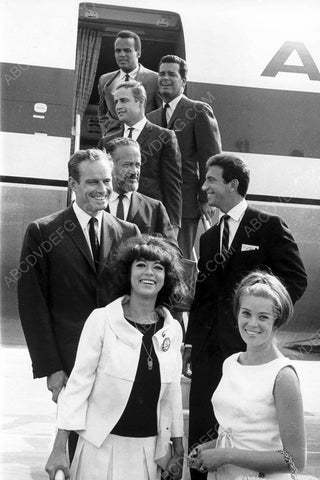 Charlton Heston Marlon Brando James Garner others get off airplane 8b20-7032