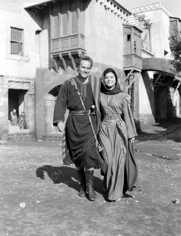 candid Charlton Heston and co-star on the set 8b20-7033