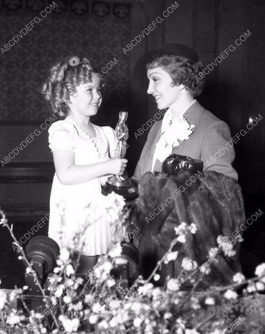 Shirley Temple hands Claudette Colbert her Academy Award 8b20-7759