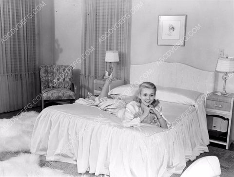 Carole landis at home laying on her bed 8b20-7888