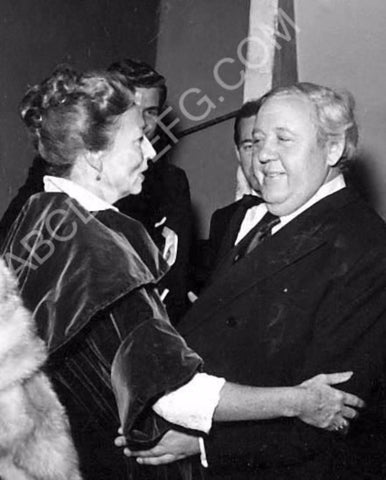 Agnes Moorehead Charles Laughton candid pic 8b20-7910