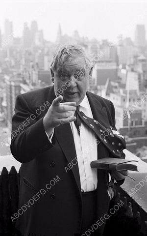 Charles Laughton on balcony overlooking the city 8b20-7924
