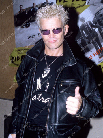 Billy Idol talking to the press 8b20-7962