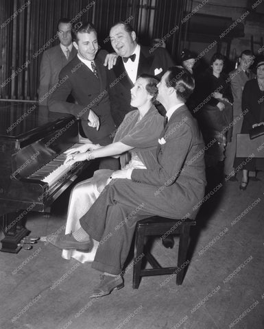 Dick Powell Edward Arnold Eleanor Powell Robert Young singing at piano 8b20-8231