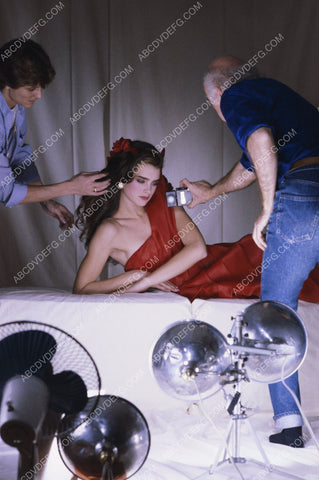 candid Brooke Shields waits while shot id set up 8b20-8444