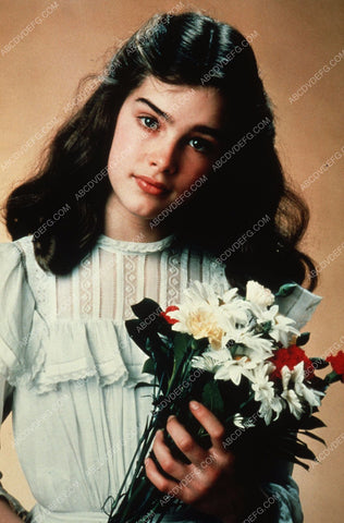 Brooke Shields and a bundle of flowers 8b20-8458