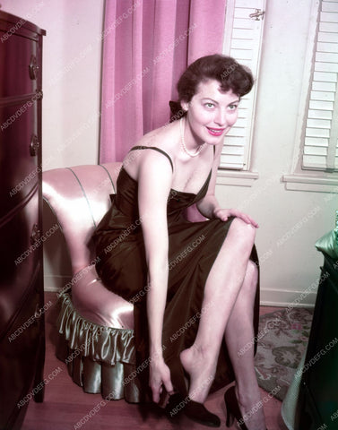 Ava Gardner slips into her shoes 8b20-8486