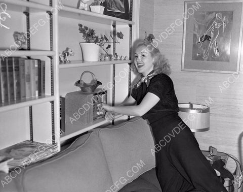 Betty Grable at home tunes in the radio 8b20-8886
