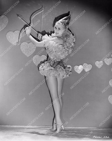 Betty Grable plays cupid in sexy Valentine pinup 8b20-8887