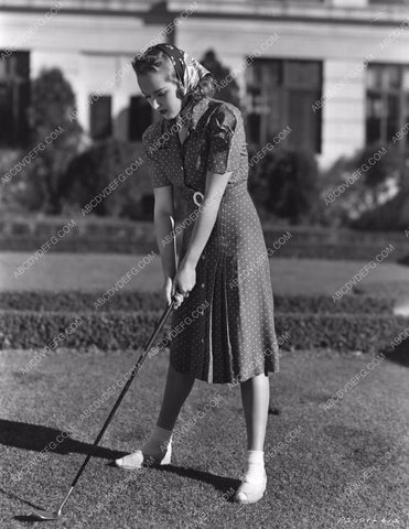 Betty Grable uses her pitching wedge for a little golf 8b20-8890