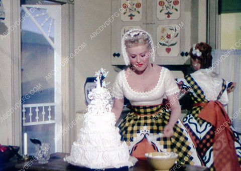 Betty Grable frosting a wedding cake 8b20-8909
