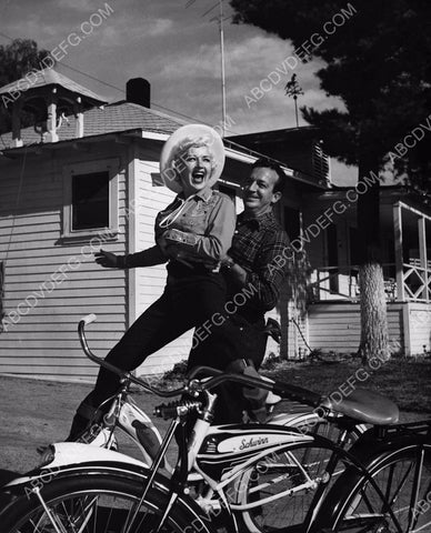 Betty Grable Phil Harris go for a bicycle ride 8b20-8913