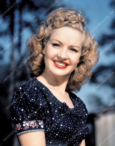 Betty Grable outdoors portrait 8b20-8921