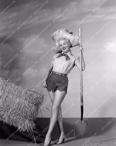 Betty Grable cute farmer's daughter with pitchfork and hay 8b20-8929