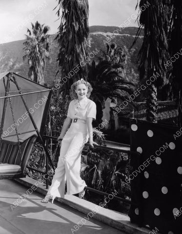 Betty Grable at home in backyard 8b20-8930