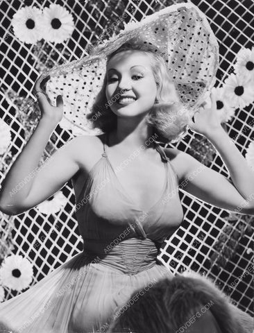 beautiful Betty Grable showing off her new fashion 8b20-8940