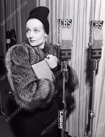Carole Lombard does CBS radio broadcast 8b20-9126