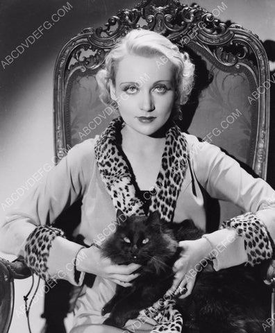 Carole Lombard poses with her cat 8b20-9185