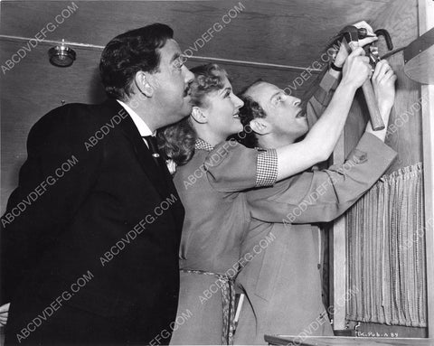 Charles Laughton Carole Lombard and friend tac up a horse shoe 8b20-9268