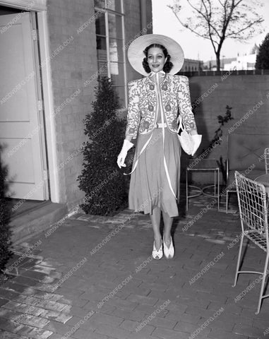 Loretta Young in hat and gloves exiting home lyoung-44