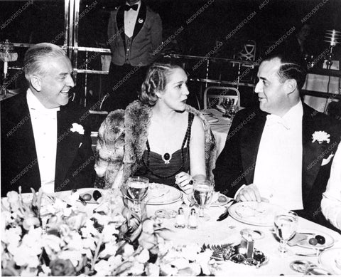 Mary Pickford dining out with friends mpick-26