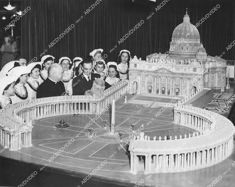crp-00027 1951 news photo miniature model St Peter's Church w Cardinal Spellman at Macy's dept store crp-00027