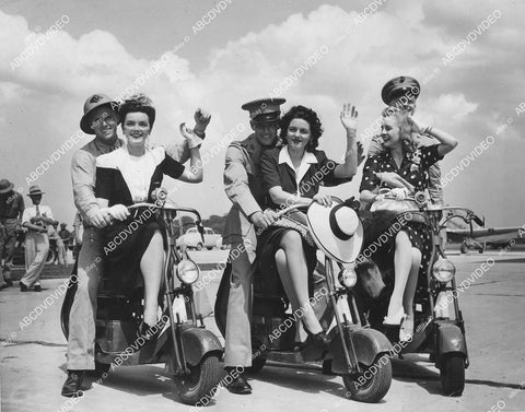 crp-072 1941 news photo New York models Rita Hunt Barbara Orr Christine Mott visit Marine base Quantico, Va riding scooters crp-072