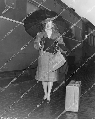 crp-00099 Barbara Britton caught in steady drizzle of rain on location in Arizona crp-00099