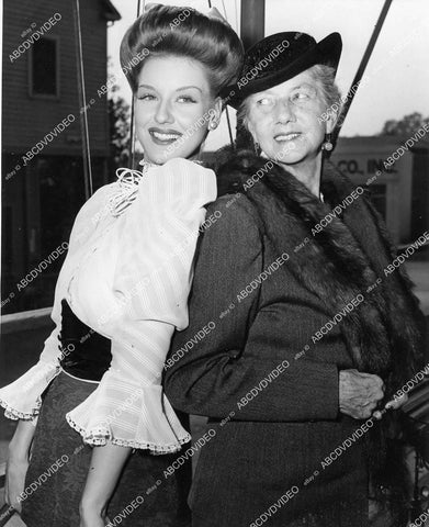 crp-10015 1944 candid Ann Savage gets visit from mother at Columbia Studios crp-10015